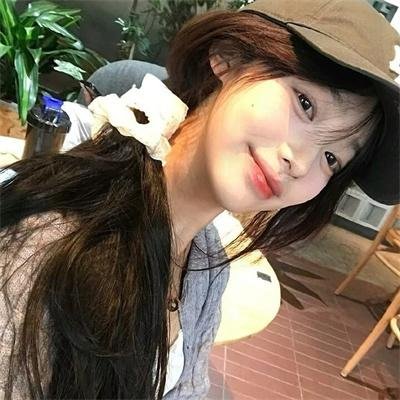 给小酒馆女子喝高杯酒